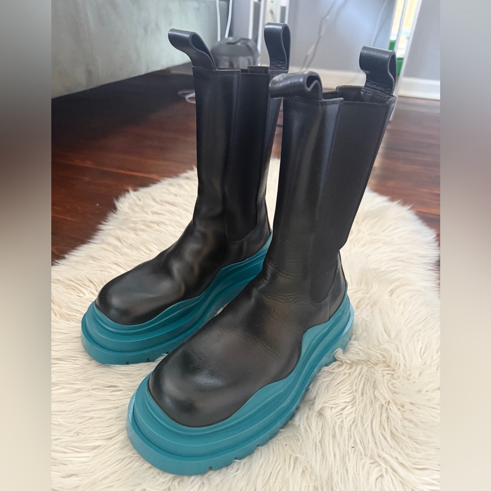 Bottega Veneta Tire Chelsea Boots in Black & Teal Size 5.5